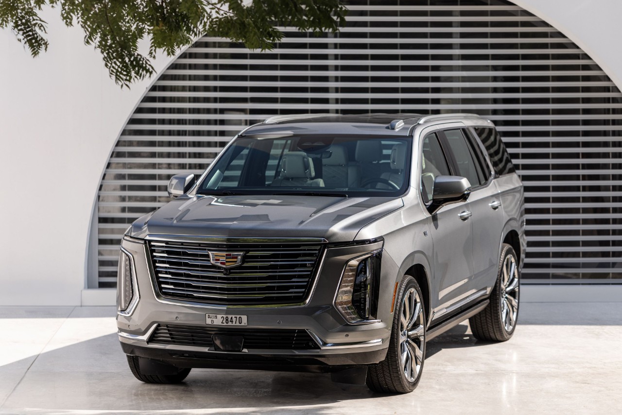 A front 3-4 view of the Cadillac Escalade-Platinum Luxury